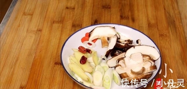 红辣椒|火遍大街小巷的黄焖鸡,教你家常做法,鲜嫩美味,配米饭吃真过瘾
