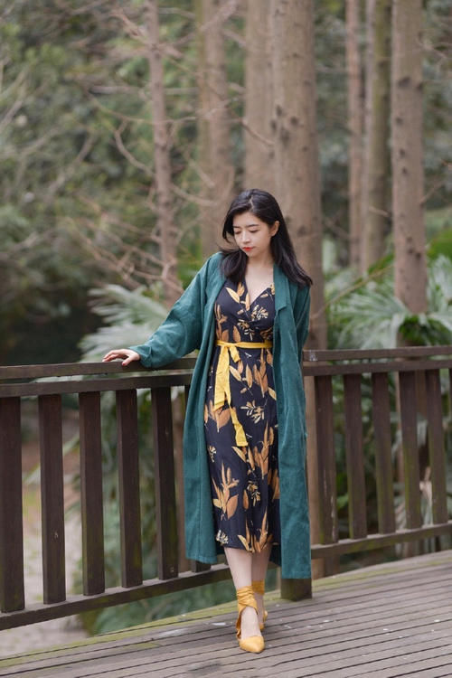 又被三木的早春穿搭圈粉了，“风衣＋裙子”优雅又洋气，值得参考