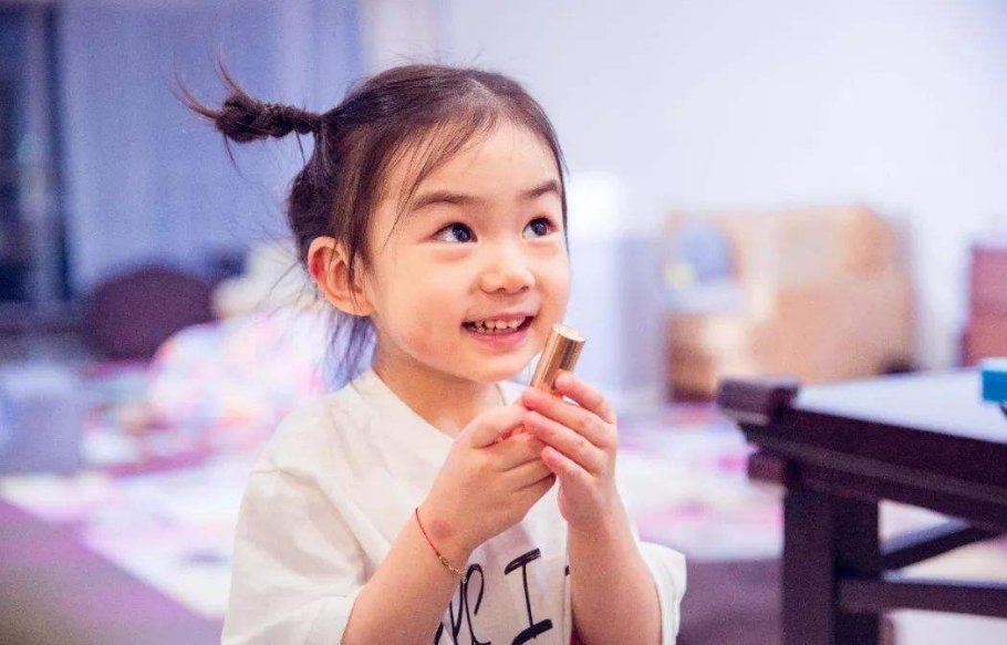 午睡|爸爸带3胞胎午睡,妈妈进门一看笑弯腰,网友:家庭地位一目了然