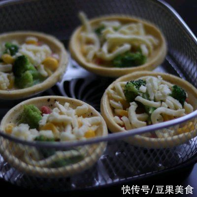 外酥里嫩|#安佳马苏里拉芝士挑战赛#杂蔬芝士咸蛋挞 | a43