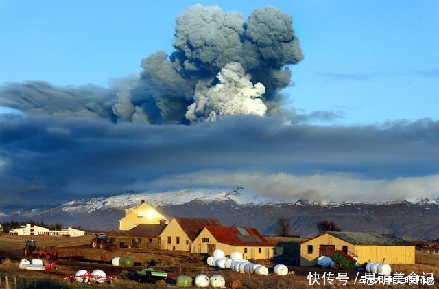 n旅行者在距地球7亿千米的深空，发现从未见过画面，火山正在喷发