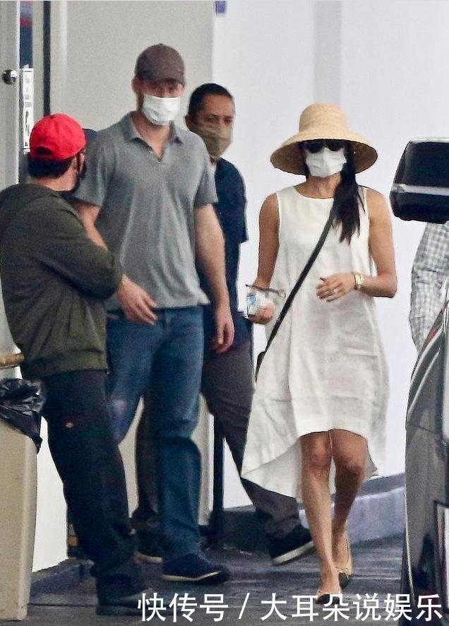 梅根|39岁梅根与小12岁章泽天真默契,同款卡地亚手镯美出不同气质