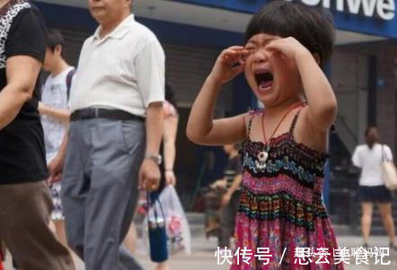 公交车|宝宝在公交车哭闹爸爸置之不理,乘客一句“抱怨”,挽救一个家庭