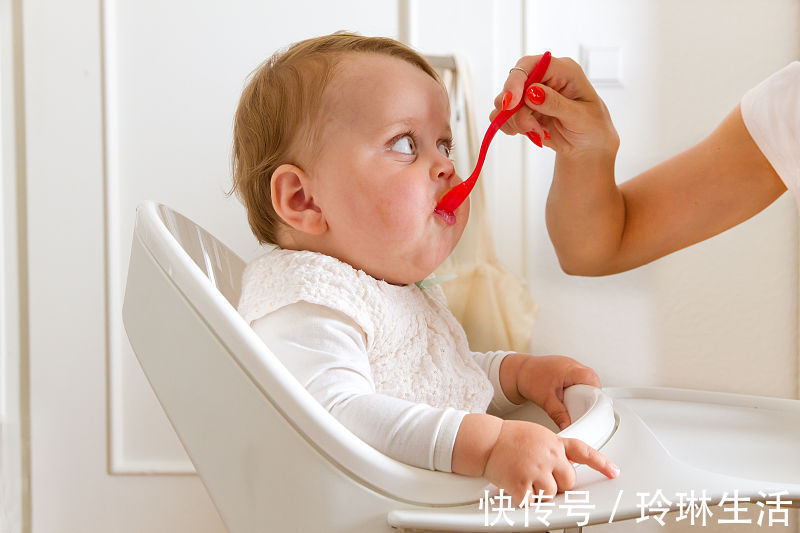 正餐|追着孩子喂饭很头疼?5个方面解决,父母轻松孩子更健康