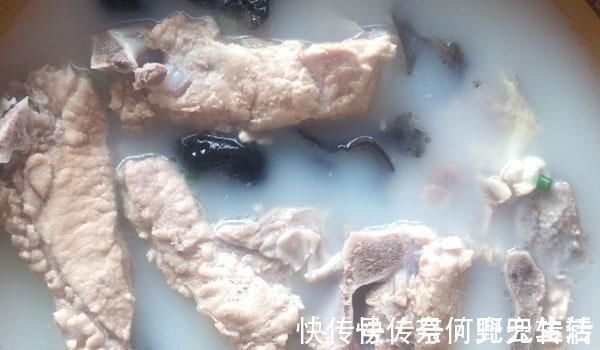 炖肉出现的白沫,是营养品还是垃圾?不少人都搞错了,肉白炖了