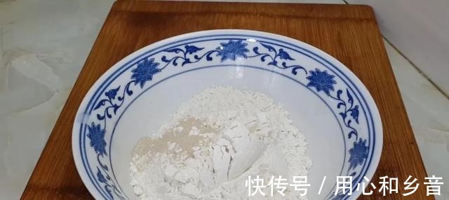 松软|这种创意油条做法，外皮酥掉渣，里面松软香甜，好吃又简单！