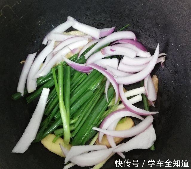 电饭锅焗鸡,肉嫩多汁,做法简单!