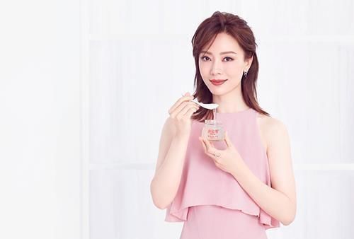 发质|女人年纪上去了,尽量少剪后2种发型,刻意装嫩还没气质