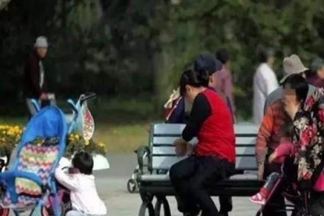 差距|外出遛娃,46岁妈妈偶遇46岁奶奶,差距不是一星半点,很现实