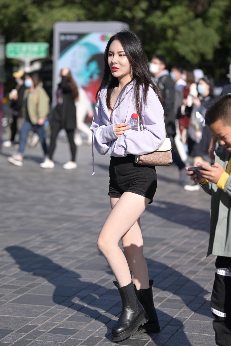 抹胸上衣搭配牛仔裤,看起来会非常的时尚,显得身材比例很好