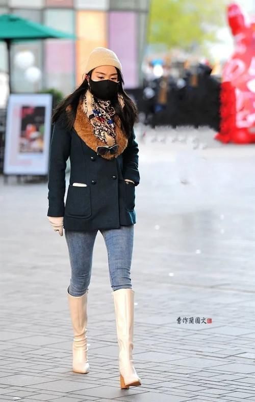 街拍：白色高筒靴美女，穿出冰雪洁净