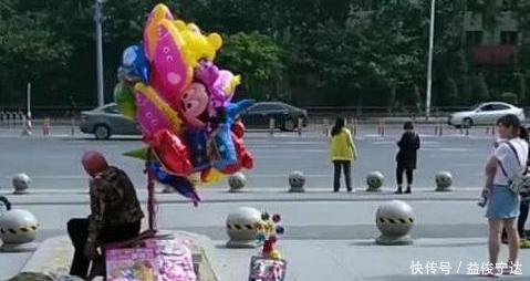 豆豆|走到小区门口,妈妈忙捂住孩子眼睛,知道真相后网友直呼学到了