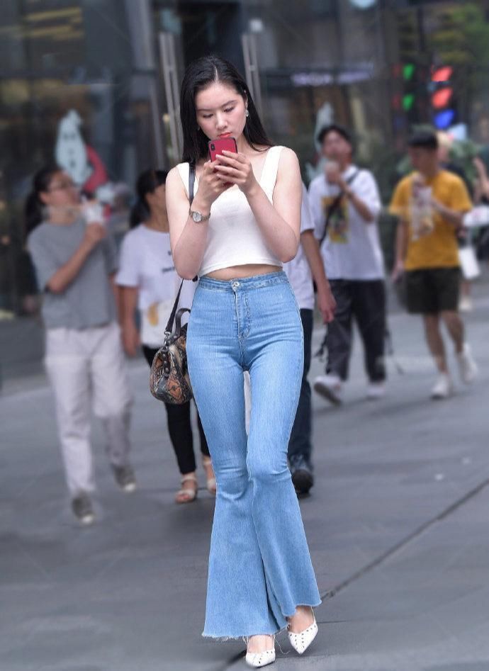 身材|牛仔喇叭裤太显身材，搭配杏色露脐背心，完美显出好身形