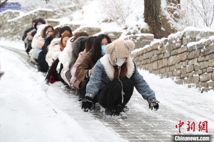 柳湖公园|甘肃平凉民众雪地里寻“冬趣”