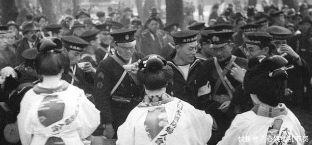 小孩|二战期间的日本国内老照片民众很狂热,小孩让人不寒而栗!