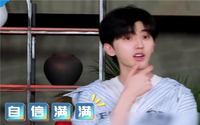 蔡徐坤做饭导演不让帮忙，杨颖郑恺真的不管，只有他实在看不下去帮了忙