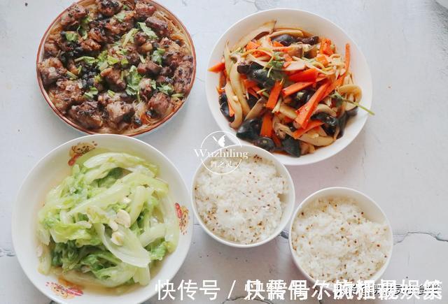 母子俩的午餐，不精致但用心做，孩子胃口好，长个快