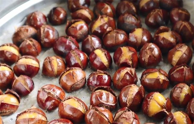 糖水|这才是板栗最好吃的做法,两个小技巧,轻松去壳又好吃,简单实用