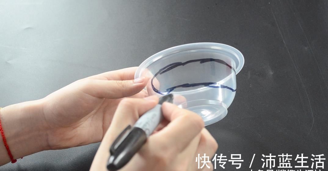 废物|圆形打包盒别扔了, 改造一下, 放在卫生间里有大用处, 省钱又实用