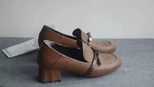 包装纸|鞋子挤脚？老司机教你2招，学会后鞋子怎么穿都舒服！