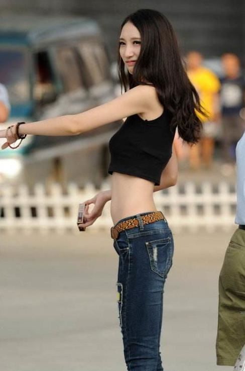 街拍：超短打底衫秀出迷人小蛮腰，更显小姐姐风姿卓越的美感