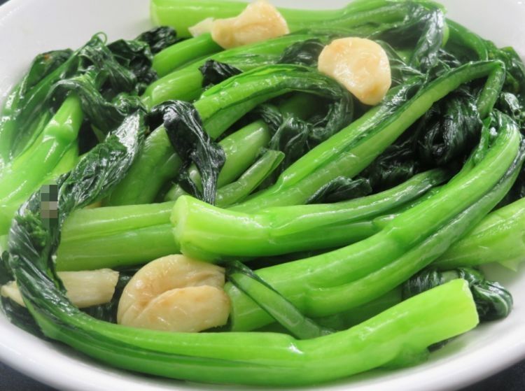 炒青菜，别直接下锅！大厨教你2个技巧，青菜翠绿又脆嫩，不出水