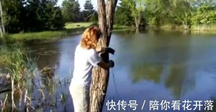 钓鱼|女子湖边徒手钓鱼，钓到一个大家伙，丈夫看后兴奋了