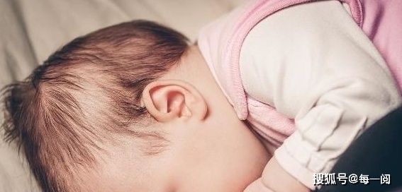 健康有益|新生儿睡觉时，需要叫醒喂奶吗？这些母乳喂养知识，宝妈要了解
