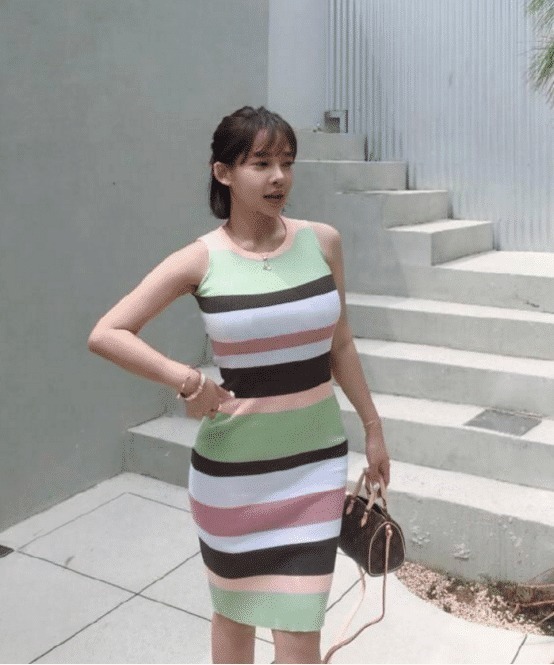 街拍这种条纹无袖短裙，彰显阿姨的韵味美，别不承认