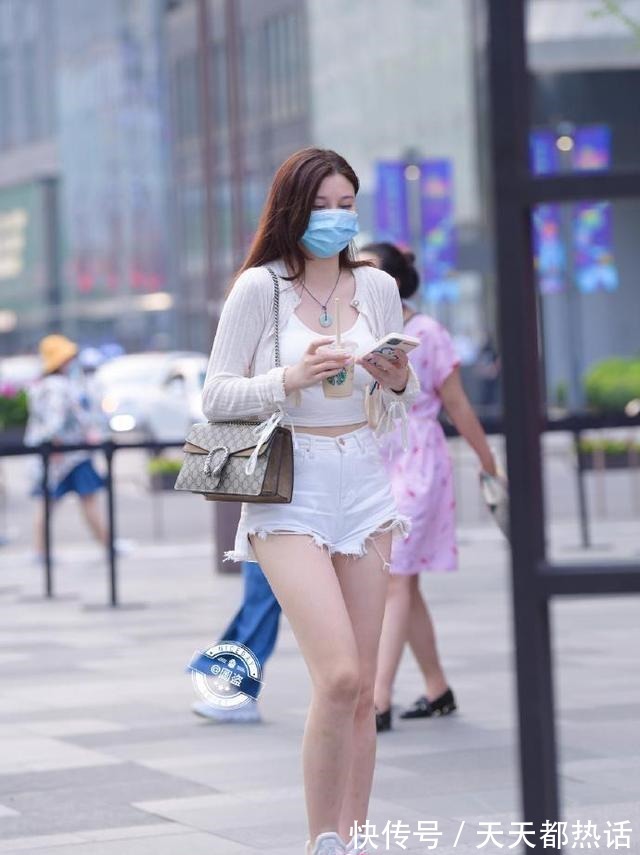 要塞 瘦中有“肉”的打底裤美女，休闲靓丽合时宜，身材匀称