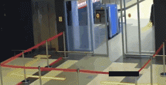 |搞笑GIF:美女,看你们俩的笑容,我就知道有人要倒霉了!