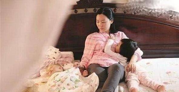 宝妈|喂完孩子餐桌空了,宝妈崩溃掀翻餐桌,丈夫反手就给自己一耳光!