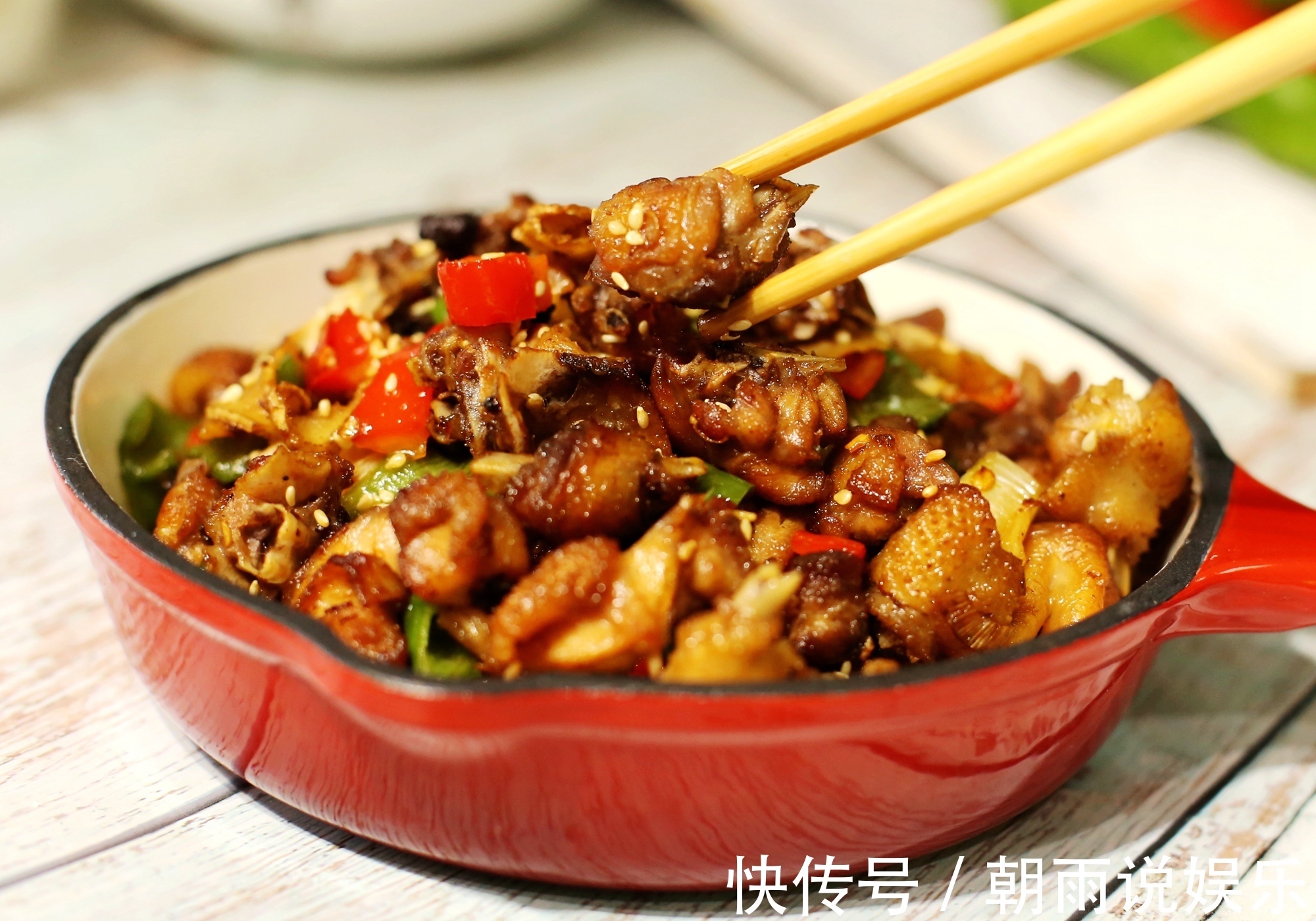 换个方法吃鸡!比辣子鸡好吃10倍,一整只鸡连骨头渣渣都嚼了!