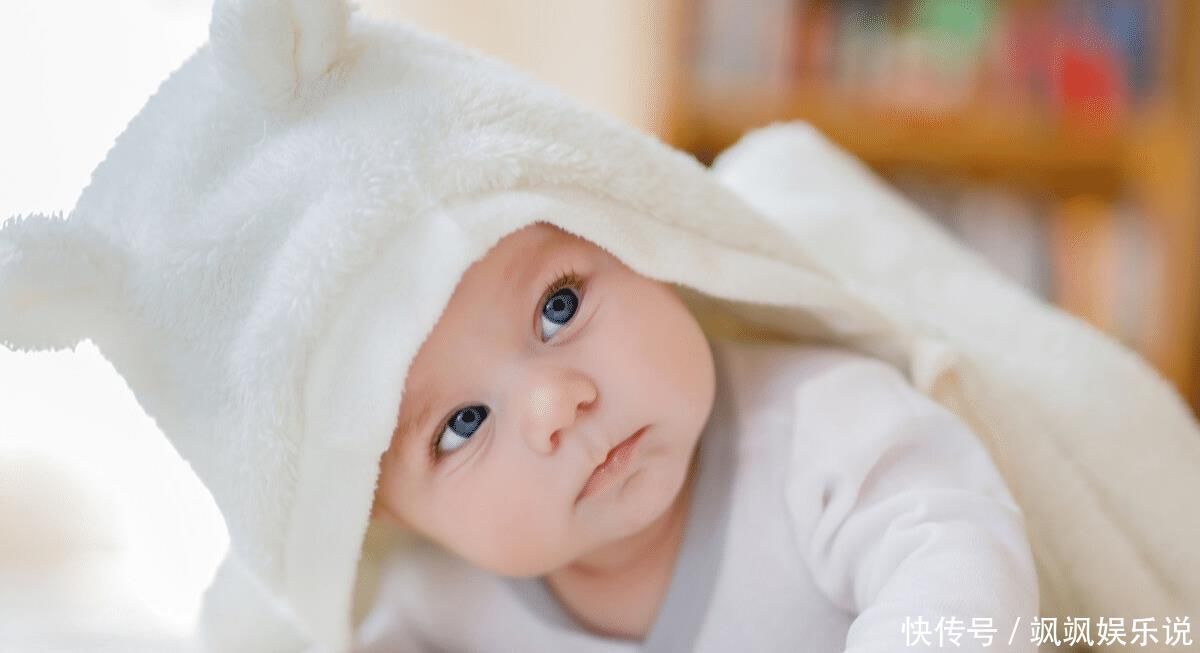 花痴|“花痴宝宝”目不转睛,向小哥哥“放电”,爸爸:这娃不是我的