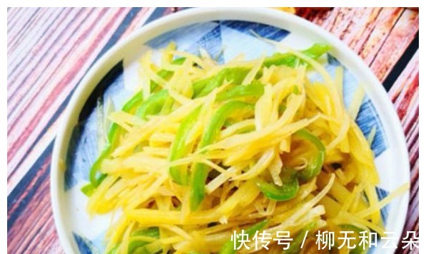 青椒土豆丝|炒土豆丝别直接下锅，大厨教你多做这2步，香脆入味一上桌就吃光！