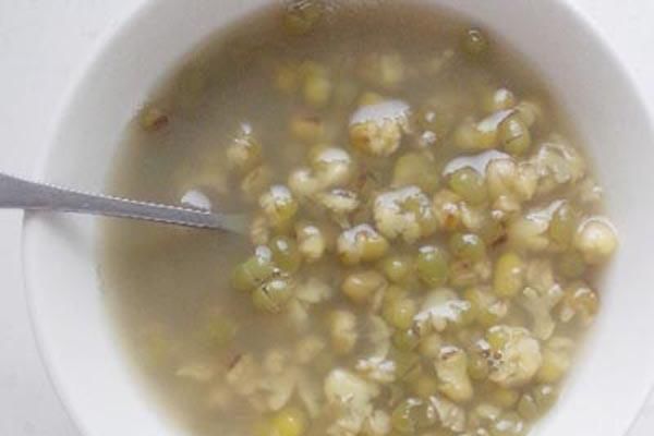 熬的不是夜，是毒！若熬夜避无可避，多吃几种食物，帮你排毒