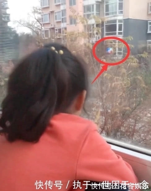 阳台上|女儿没写作业被骂,赌气趴阳台,顺着女儿的目光,妈妈暗暗自责