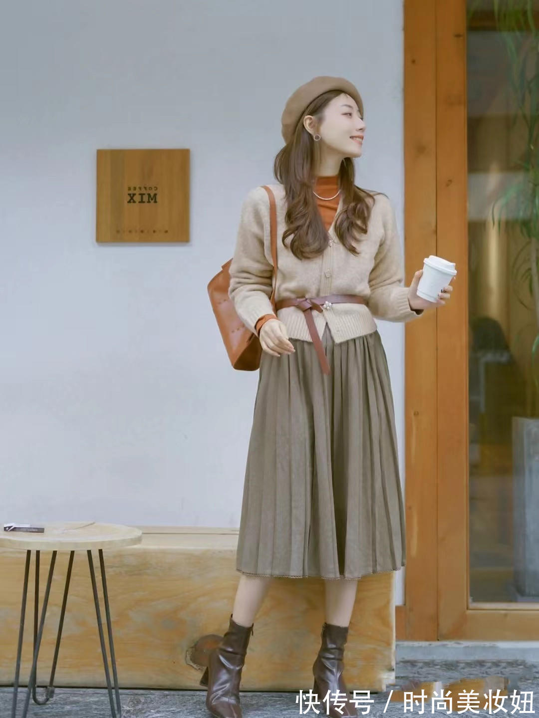 下半身 “百褶裙+短靴”才是冬季正确打开方式,优雅显气质,适合40岁