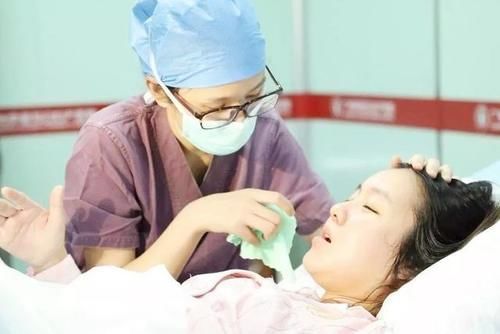 海豚|产妇生完孩子半小时,医生再次伸手进去,产妇大怒却被回怼为你好