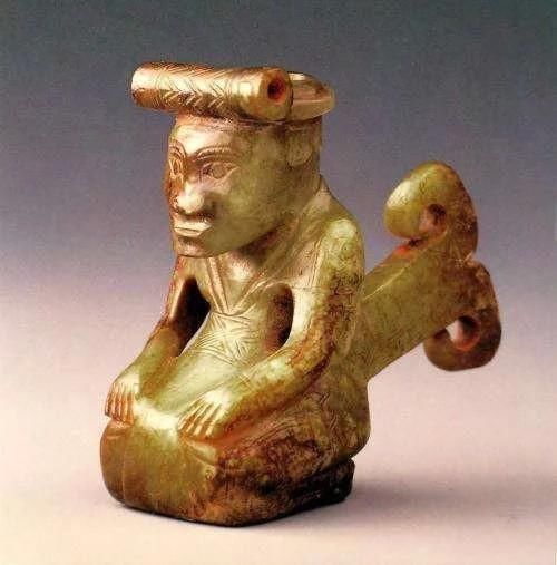 尊称!困扰考古界的谜题, 妇好墓跪姿玉人,背后神秘物体?究竟有什么涵义?