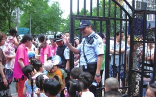 萌萌|4岁女孩“被扔”幼儿园2天，老师察觉异样，打开书包后愣住