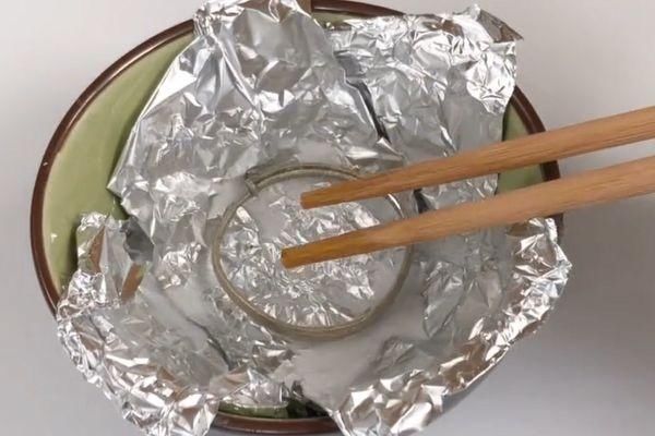 银手镯发黑,切记别再用牙膏洗,简单“泡一泡”,立马光亮如新