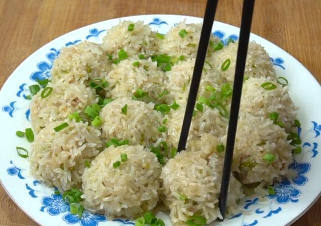 西葫芦新吃法，加一碗糯米，不加水不放油，鲜嫩营养、做法简单