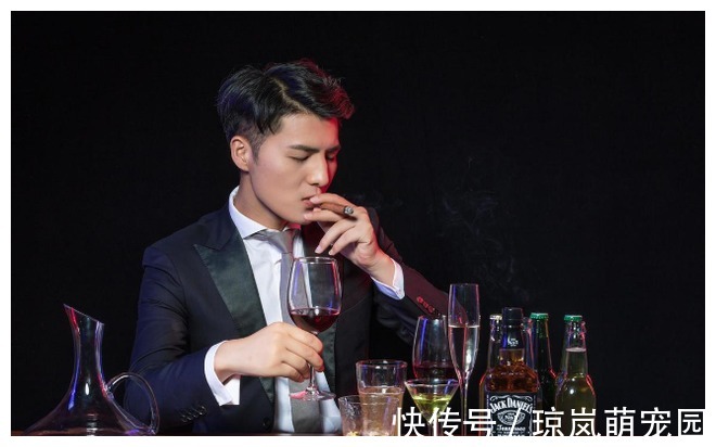 酸奶|经常喝酒的人,在喝酒时,提醒:这几种食物尽量不要吃