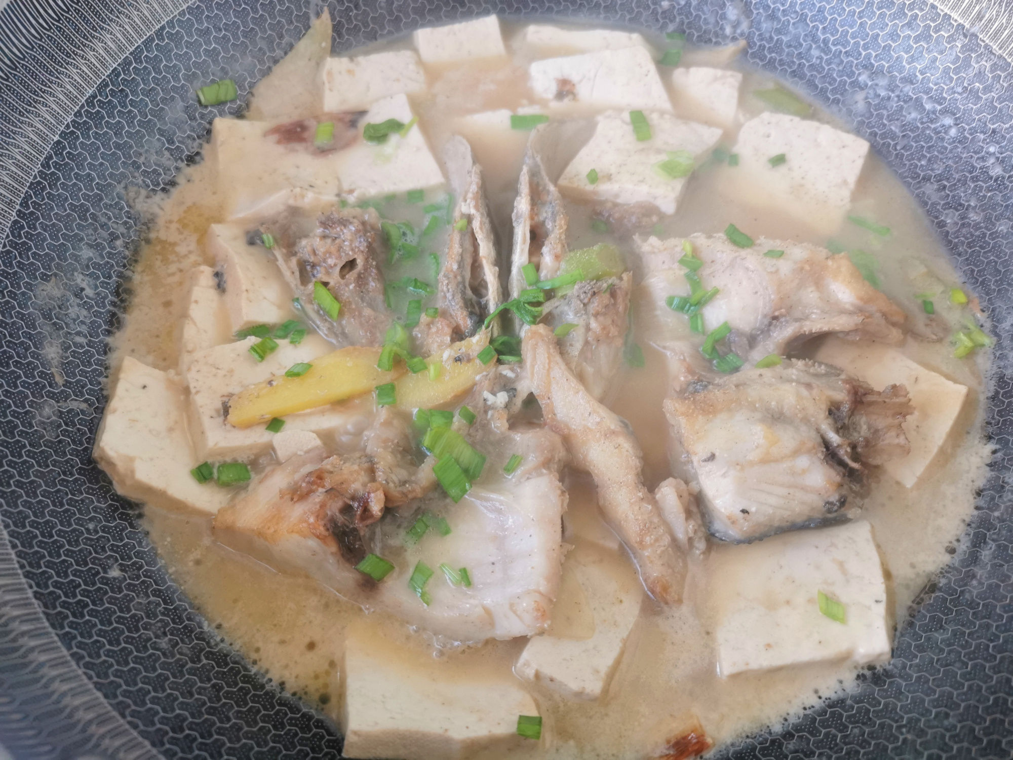 炖鱼头豆腐汤|鱼头汤很多人做错了,难怪不好喝,分享3个要点,汤汁奶白无腥味