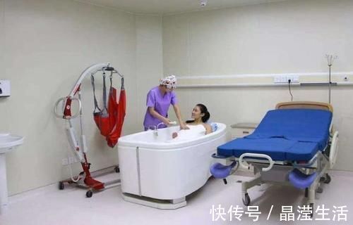 90后|90后体验水中分娩丝毫不紧张,分娩时能说笑,产后第一时间抱娃