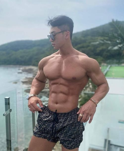 肌肉型男|胸肌＋八块腹肌＋麒麟臂，90后肌肉型男好精壮，给人真有安全感
