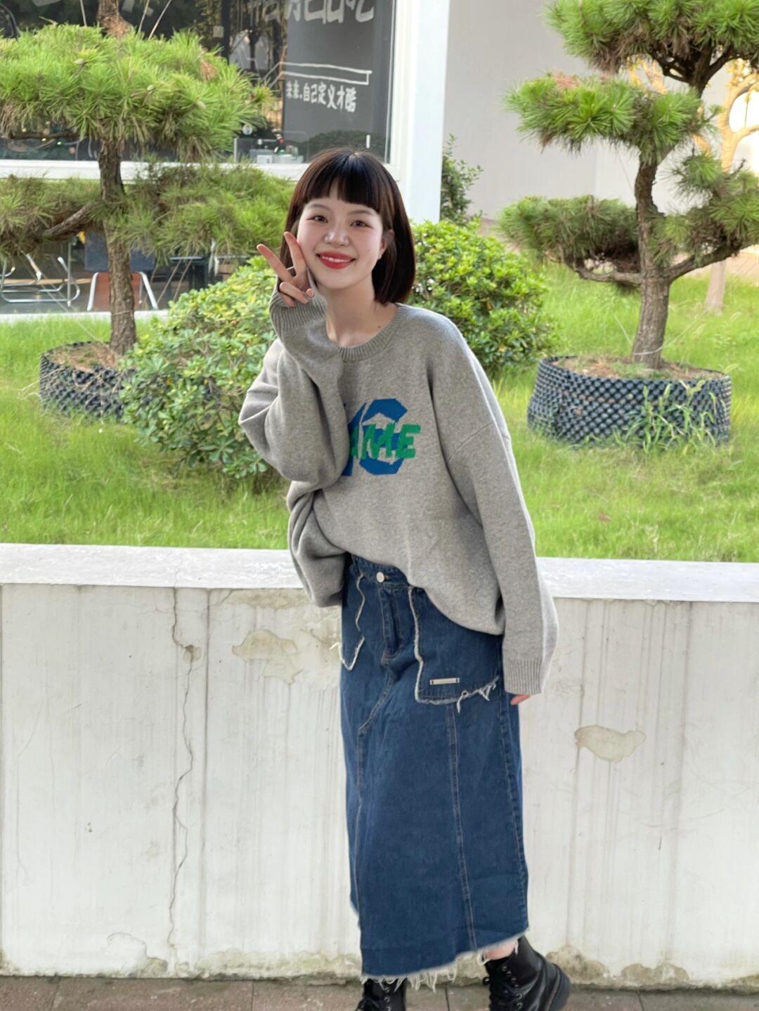 灰色|秋冬,一定要有一件灰色卫衣,搭配牛仔半身裙,简直不要太美