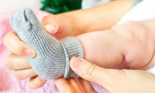 室温|宝宝睡觉时要不要穿袜子?别吵了,科学的答案是···