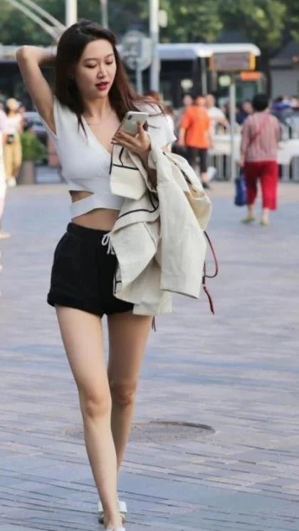 街拍:美女白色吊带长裙配高跟鞋,成熟有魅力,时尚知性